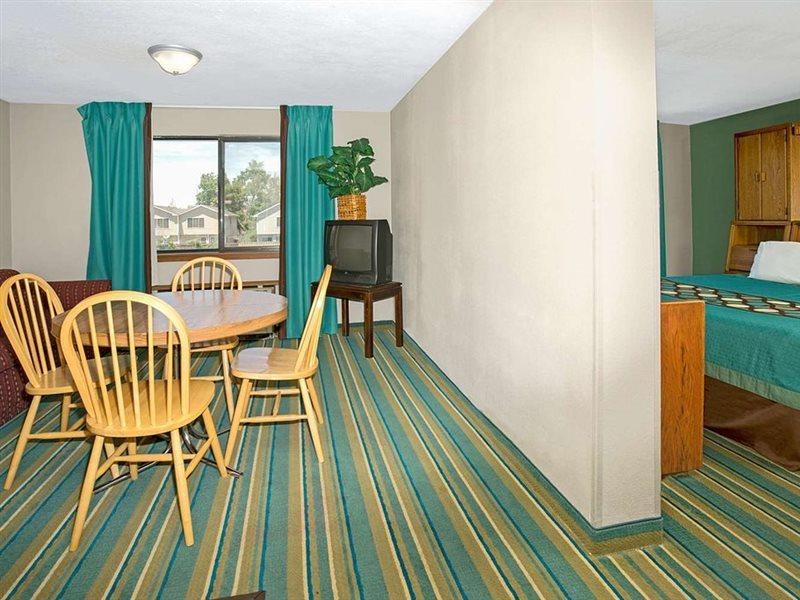 Super 8 By Wyndham Denver Stapleton Exterior foto