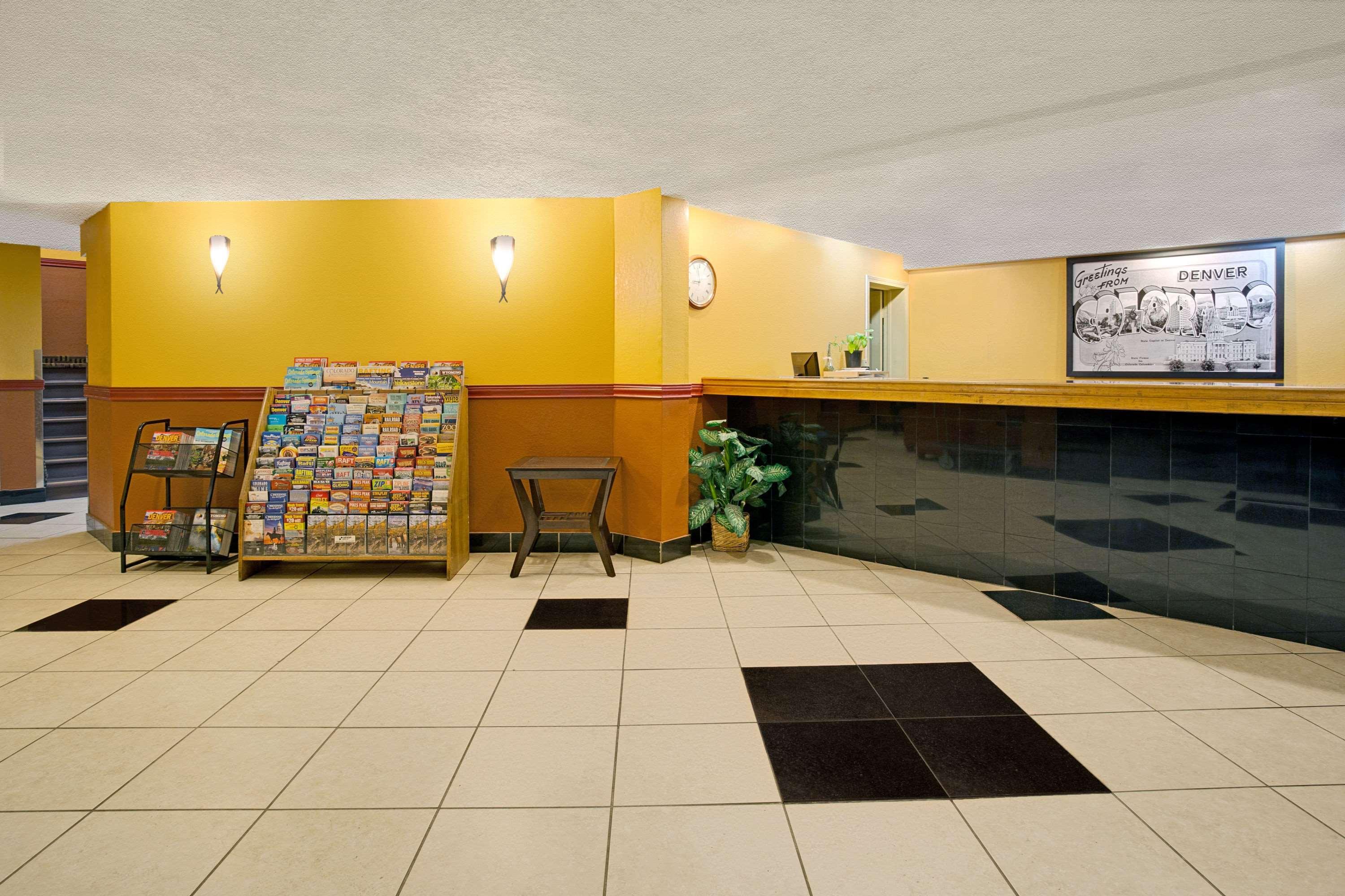 Super 8 By Wyndham Denver Stapleton Exterior foto