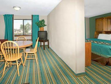 Super 8 By Wyndham Denver Stapleton Exterior foto