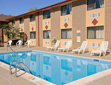 Super 8 By Wyndham Denver Stapleton Exterior foto